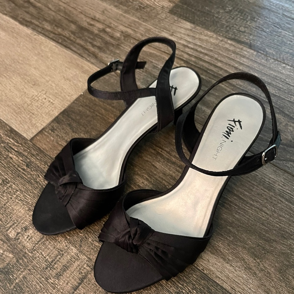 Fioni Night Womens Black Satin evening shoes.